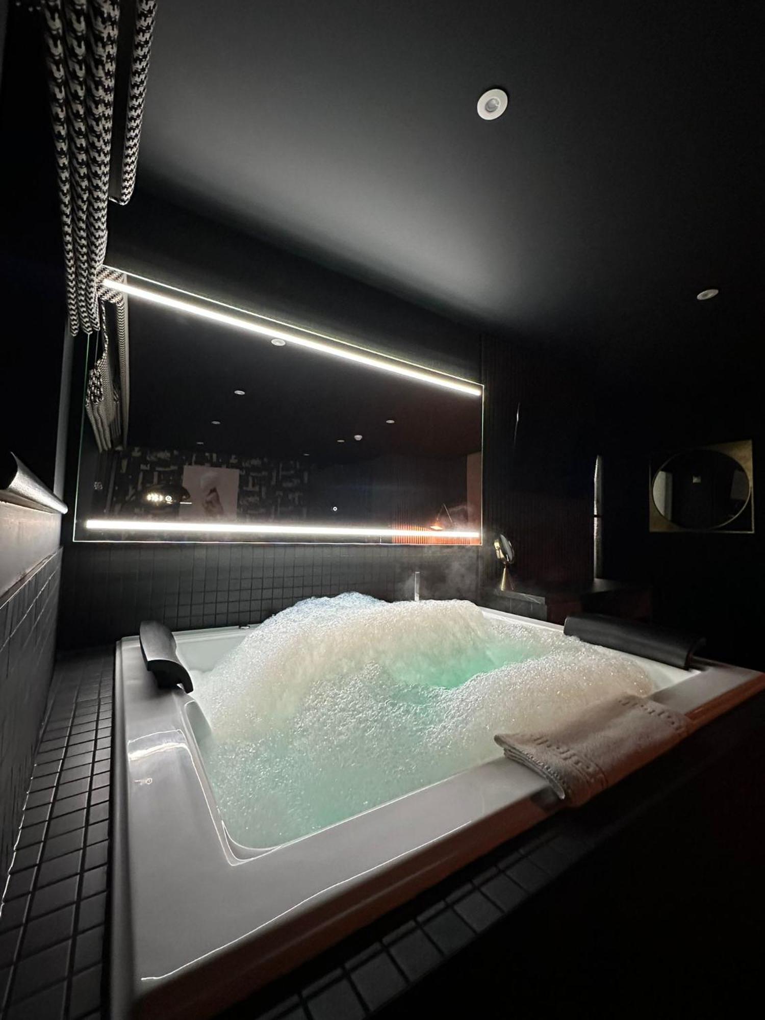 Secret Suites Lancaster Bagian luar foto