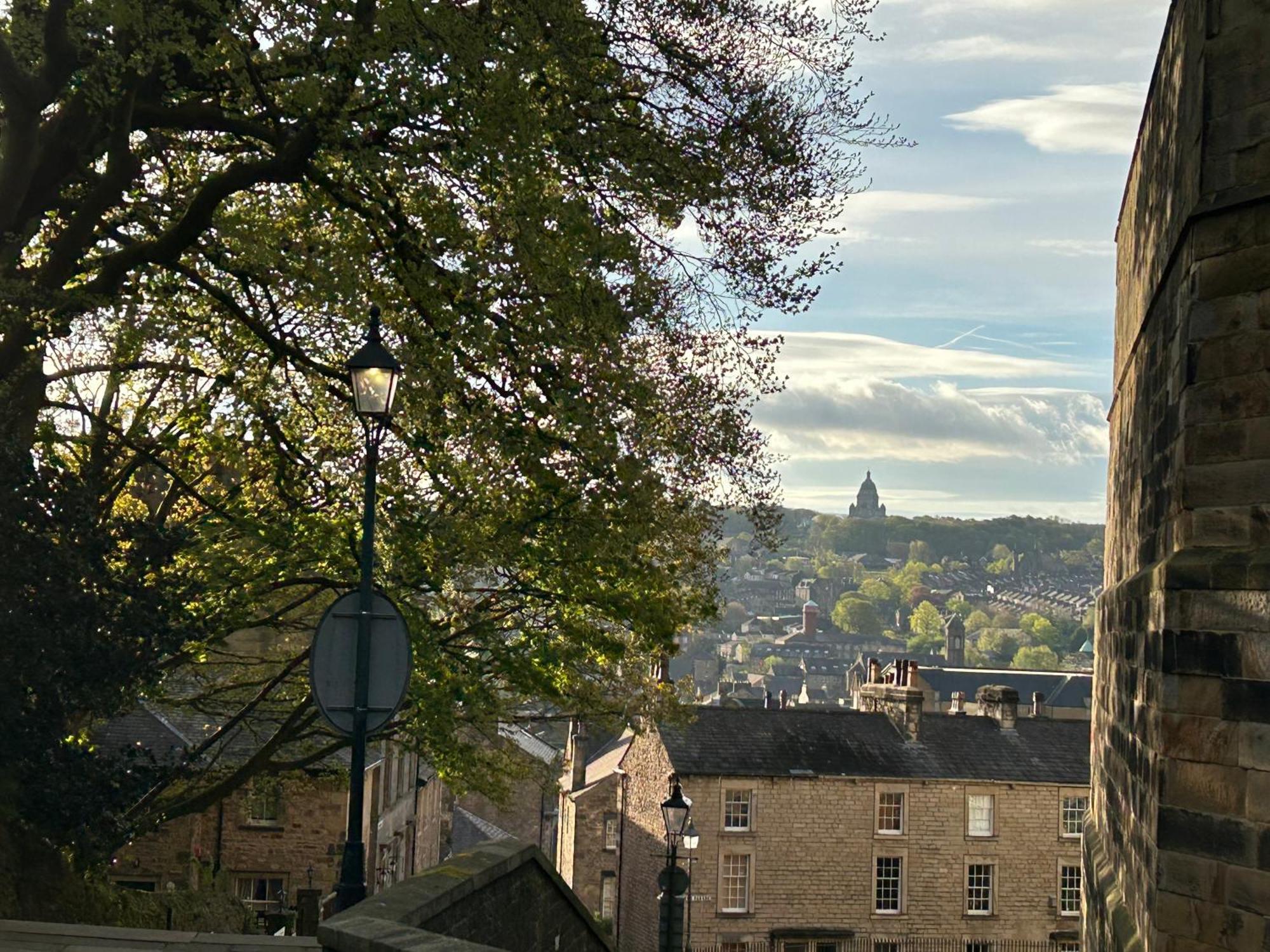 Secret Suites Lancaster Bagian luar foto