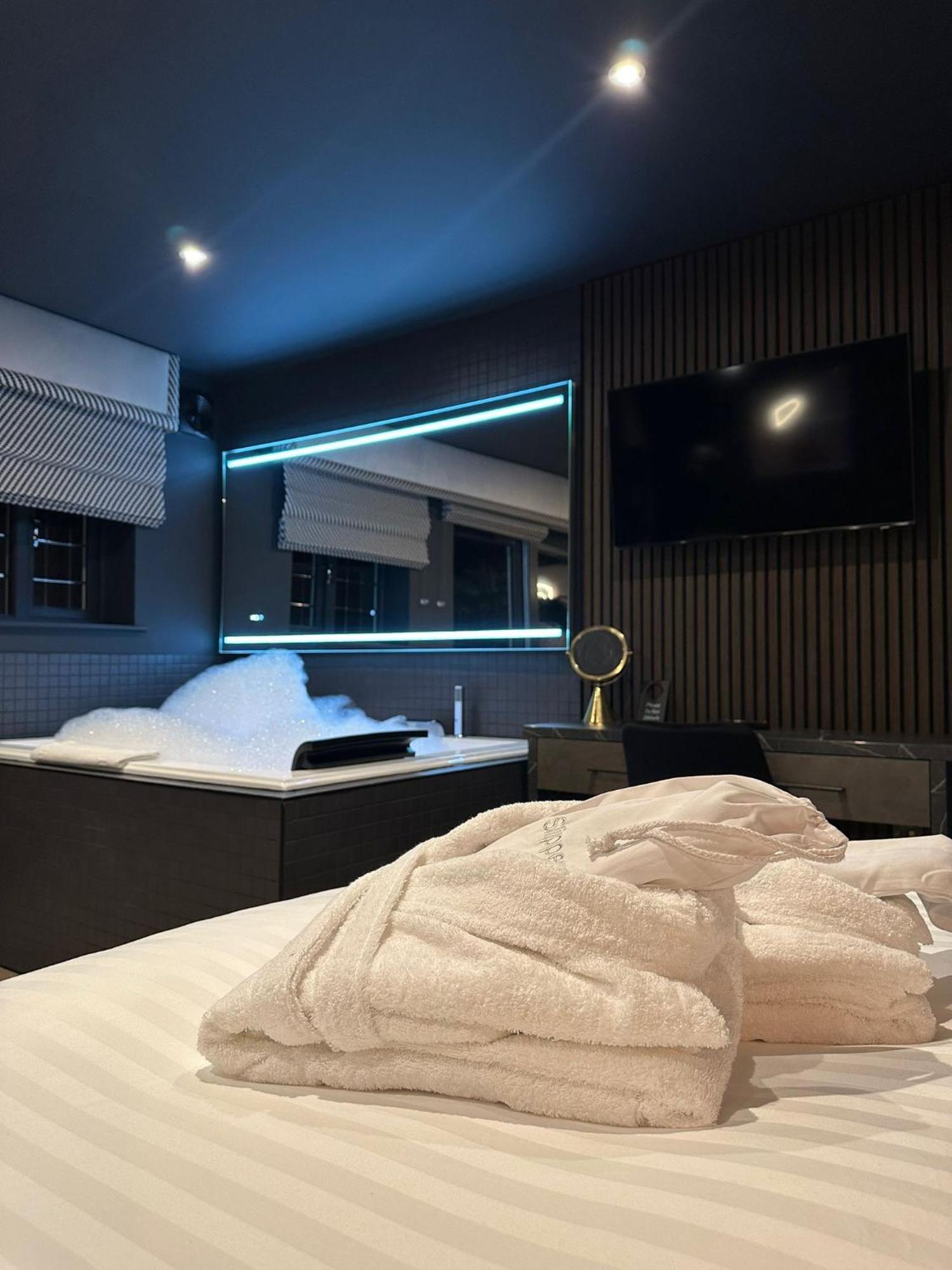 Secret Suites Lancaster Bagian luar foto