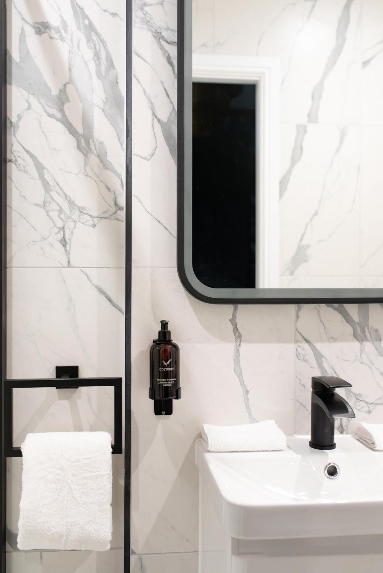 Secret Suites Lancaster Bagian luar foto